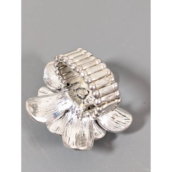 Silver Tone Gray Rhinestone Flower Cocktail Ring Size 7 Statement Bold Stretch - Picture 6 of 8